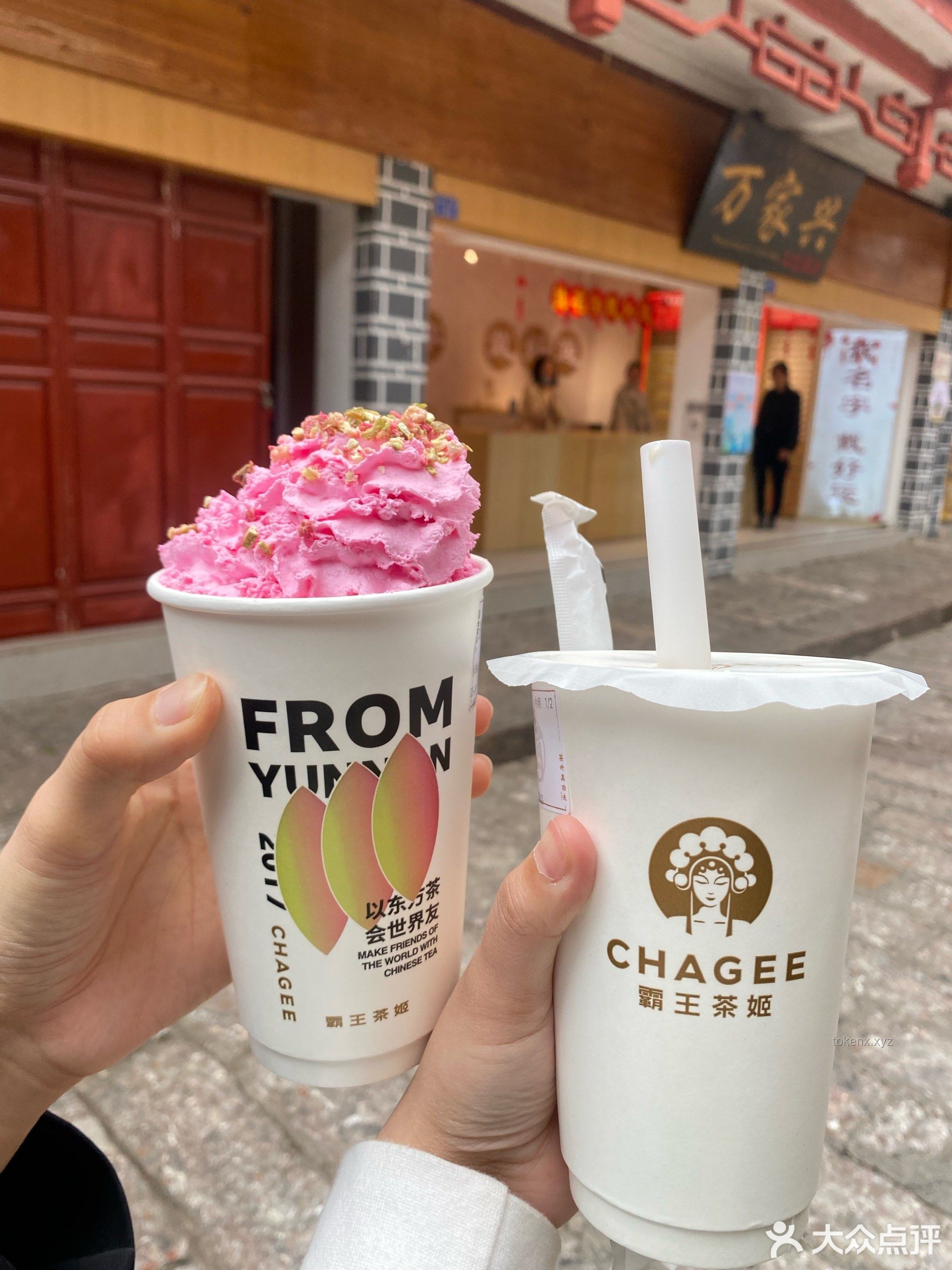 中国人社交基因觉醒时刻：到霸王茶姬CHAGEE TOWN以茶会友案例研究